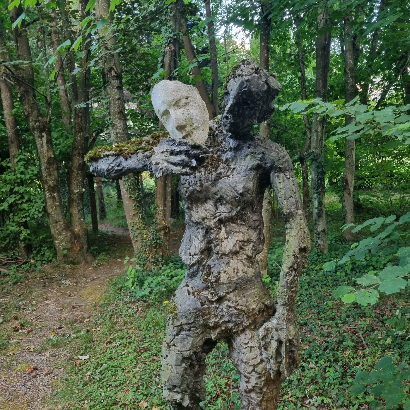 Sculpture symbolique dans un chemin de forêt